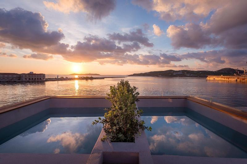 Shapes Luxury Suites Ermoupoli Exterior photo